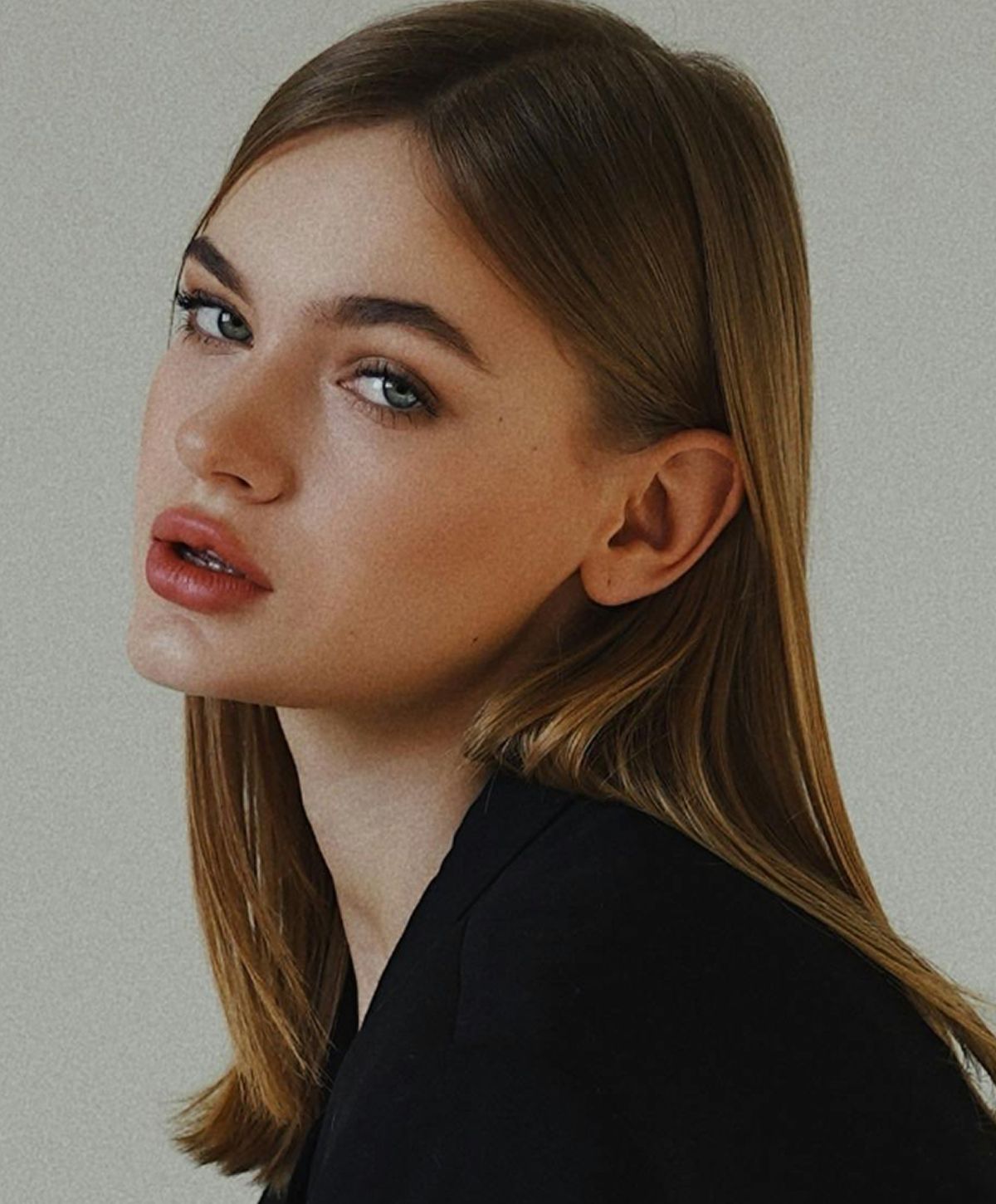 Young woman with long hair and captivating gaze.